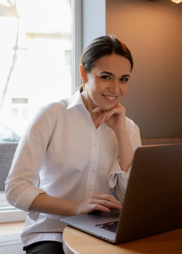 Família feliz recebendo chaves do novo imóvel